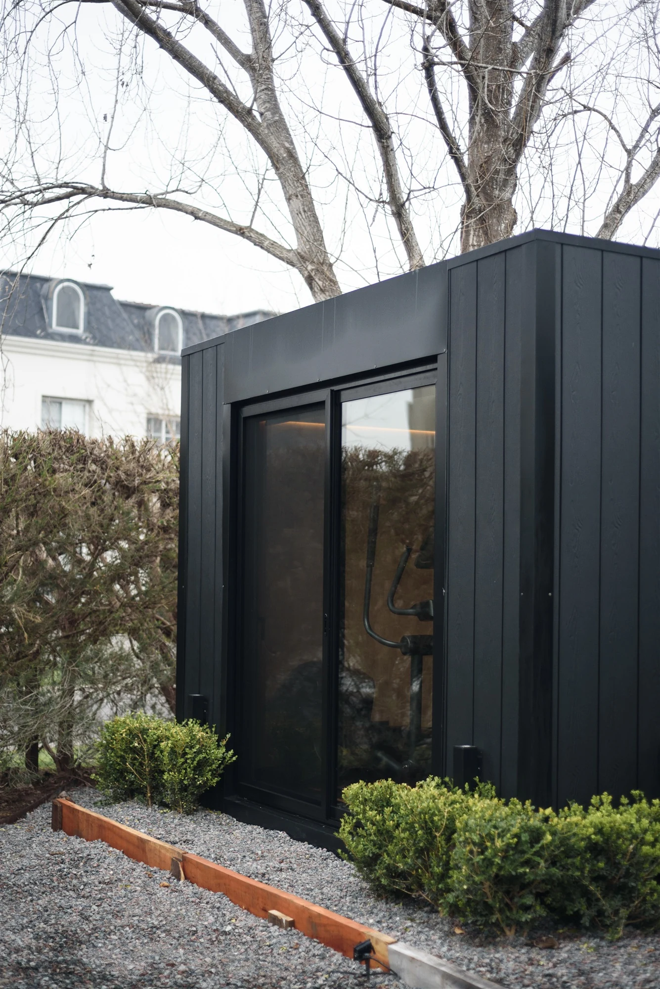Siding cementicio símil madera negro